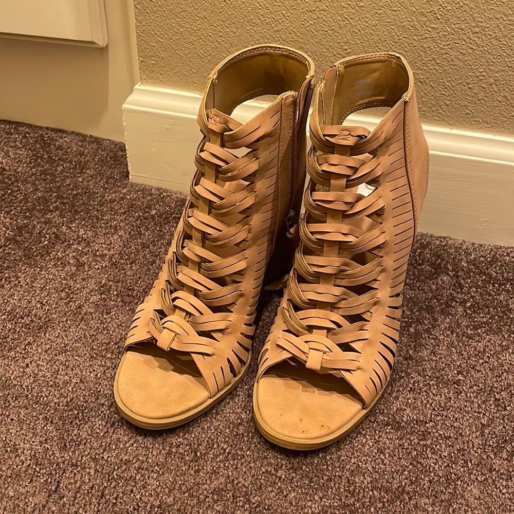 Tan heels - Picture 1 of 2